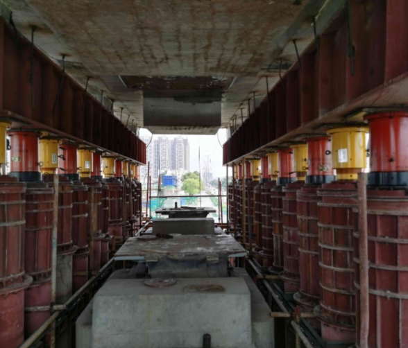 千斤頂助力廣中江高速高架橋調(diào)坡頂升工作.png